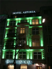 Mit der beleuchteten Fassade gewann das Astoria vor einigen Jahren das 'Festival of Lights' / Bildquelle: Hotel Astoria Berlin