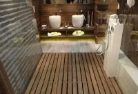 Holz ist wieder in, so auch bei diesem nicht serienreifen Entwurf eines Badezimmers von Voglauer hotel concept