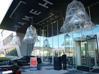 Eingangsbereich des Kameha Grand Bonn mit den einladenden Glockenleuchten