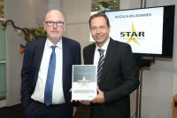Dirk Hunke (links) und Roland Gilges (rechts), Geschäftsführer bei german contract, nahmen die Auszeichnung am 19. März 2017 auf der Internorga entgegen. / Bildquelle: BLUE MOON CC GmbH