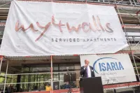  Michael Haupt, Vorstand der Isaria Wohnbau, enthüllt den Namen „my4walls”. / Bildquelle: © katjaboehm