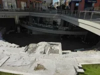 Plovdiv: Vorn das Amphitheater, dahinter ein Restaurant, darüber die Altstadt: Irre!