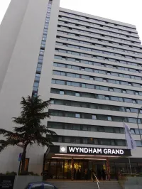 Noch ein Hotel in der Wilhelm Leuschner Straße: Das 4 Sterne Hotel Wyndham Grand Frankfurt und damit Konkurrent auf  Augenhöhe