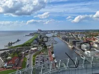 Der schöne Blick vom Atlantic Hotel Sail City auf den Hafen von Bremerhaven mit den markierten Im Jaich Hotel und Boardinghouse und The Liberty