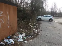 Auf dem Parkplatz hinter Woolworth in der Bahnhofsstraße - könnte aber auch ein Slum sein. Alle Müll Bilder wurden zwischen dem 02.04.2018 und 15.04.2018 gemacht