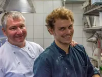 René Dittrich mit bestem Azubi-Koch Robert Biele / Bildquelle: Restaurant Alt Wyk