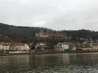 Blick auf das Heidelberger Schloss vom Nordufer des Neckar