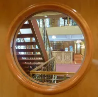Auf einem Kreuzfahrtschiff genießt der Gast auch die maritim ausgerichtete Hotel-Ausstattung; Bildquelle Hotelier.de