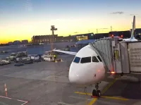 Die Welt ist noch in Ordnung: Sonnenaufgang am Flughafen