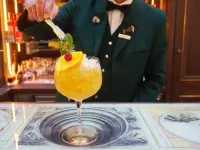 Bei der neuen Mixology-Class versuchen sich Gäste selbst an den Cocktail-Shakern / Bildquelle: © Hotel Goldener Hirsch