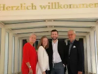 Petra Schumann mit Tochter Samira, Juniorchef Frederik Nebrich und Rüdiger Schumann (v.l.n.r.). / Bildquelle: Hotel bei Schumann