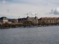 Blick über den Zürichsee auf das Small Luxury Hotel Ambassador Zurich / Bildquelle: Hotelier.de
