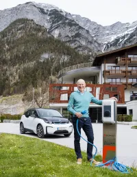  Hoteleigentümer Alexander Strobl vor einer der neuen Ladestationen für E-Autos / © Salzburg AG Marco Riebler