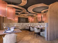 Modernes Ambiente mit verschiedenen Design-Elementen im neuen Restaurant