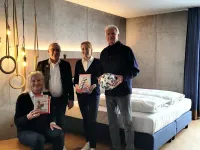 Freuen sich über die sportlichen neuen Zimmer im Hotel Herzogspark, v.l.n.r. Hausdame Elke Lodde, F&B-Direktor Peter Brandstetter, Empfangsleiterin Nicole Sahli und Hotelgeschäftsführer Michael Bläser. / Bildquelle: Kim Roderius