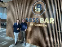 Katharina Darisse von Fair Job Hotels e.V. und Raphael Steinhart, Head of Hospitality bei der Hugo Boss AG freuen sich auf die Zusammenarbeit. / Bildquelle: Helene Jeske