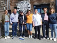 Werkstattleiterin Liane Pitzschel, Arbeitsbegleiter Stephan Nanz, Mitarbeiter Florian Reis, Arbeitsbegleiterin Kaia Stein, Mitarbeiter Marcel Kuske, Bereichsleiterin Bettina Fidus-Hansen und Direktorin Sarah Bartel freuen sich über die Teamerweiterung (von links). Bildquelle: © Beide die ostholsteiner 