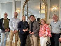 v.l.n.r.: Andreas Matkovits und Gabriel Schuh (Drees & Sommer Österreich), Julia Eibensteiner (Direktorin Hotel Astoria Wien), Elmar Supper, Tetyana Hoschek (beide Verkehrsbüro), Markus Klauser-Antolini (Drees & Sommer Österreich). / Bildquelle: Drees & Sommer