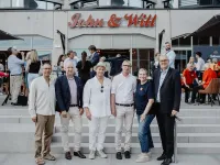 Eröffnung: von links nach rechts: Peter Liokouras, International Expansion Manager Guldsmeden Hotels / Oliver Rau, Geschäftsführer bei der WFB Wirtschaftsförderung Bremen GmbH, Geschäftsbereich Marketing und Tourismus / Marc Weinert, Eigentümer Guldsmeden / Dr. Klaus Meier, Projektentwickler / Babette Kierchhoff, Direktorin / Dr. Andreas Bovenschulte, Bürgermeister Bremen (SPD) / Bildquelle: John & Will Silo-Hotel