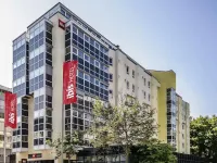 Ibis Hotel Augsburg Hauptbahnhof wird greet by Accor. / Bildquelle: Accor Ibis Hotel Augsburg 