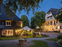 Außenansicht Schwarzwaldhaus 1639 und Haupthaus 1890 / Bildquelle: Parkhotel Adler