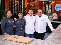 TV-Kochteam von Starkoch Johann Lafer (rechts): Emily Fock (links) und Etienne David (zweiter von links) vom Parkhotel Adler und Spitzenkoch Cornelius Speinle (zweiter von rechts) / Bildquelle: Seven.One/Willi Weber