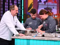 Johann Lafer (links) mit Etienne David (Mitte) und Emily Fock (rechts) vom Parkhotel Adler beim Zubereiten von Gerichten / Bildquelle: Seven.One/Willi Weber