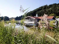 Das eigene Heu ist in Haubers Naturresort im Allgäu überall präsent und findet nicht nur bei diversen Spa-Treatments wie beim Heubad oder -peeling Anwendung. Auch in der Küche sowie in Themensuiten sorgen die duftenden Gräser für eine besondere Note.