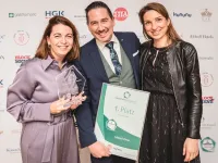 (v.l.): Kerstin Winkelmann, Axel Viehöfer und Sabrina Hiller von Motel One freuen sich über den Publikumsaward 2024. / Bildquelle: Thomas Loris