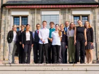 Das Team vom Schlosshotel Kronberg heißt acht neue Auszubildende willkommen / Bildquelle: © Hessische Hausstiftung