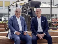 (v.l.n.r.): Jörg T. Böckeler (CEO Dorint Gruppe) und Frank Schönherr (General Manager Dorint Hotel Bonn) in der neuen 'River Lounge' des Dorint Hotel Bonn. / Bildquelle: Dorint