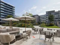 Residence Inn Geneva City Nations: Terrasse mit Blick ins ruhige Quartier. / Bildquelle: Beide SV Group